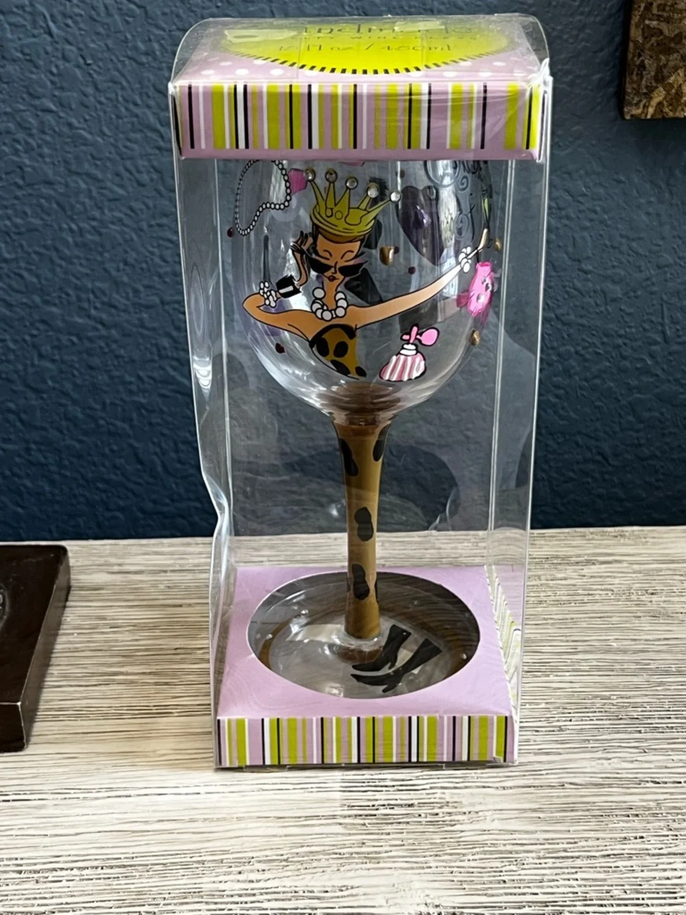 Decorative Leopard-Print Wine Glass “Queen of Everything”